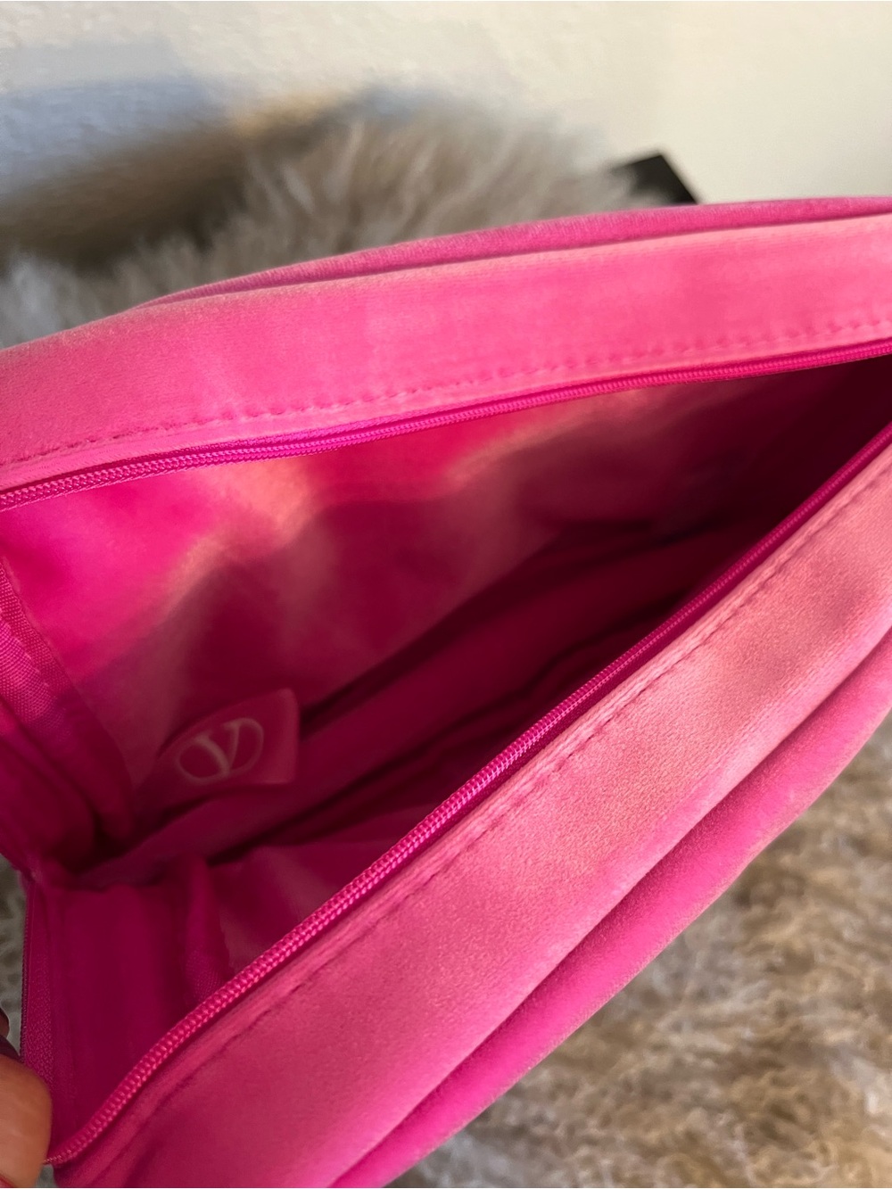 Valentino Garavani Pink Velvet Wristlet Pouch Cosmetic Bag. Large 11 by 6 - Picture 4 of 4